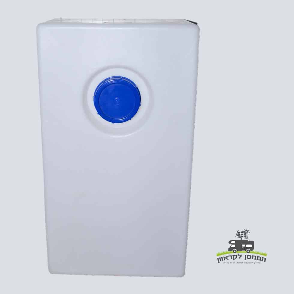 מיכל מים מלבני בנפח 126 ליטר מפלסטיק לבן, עם פקק הברגה כחול בחלקו העליון, מוצב בעמידה על רקע בהיר—מתאים מערכת הפעלה אגירת אנרגיה סולארית, תחנות כוח סולאריות בייתיות או תשתיות אנרגיה מתחדשת כחלק מאינטגרציה עם טכנולוגיית פוטו-וולטאית ומערכות ייצור חשמל ירוקות.