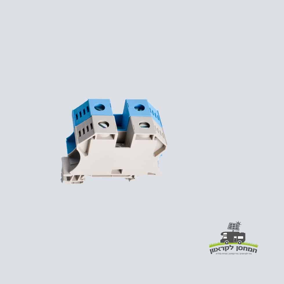 התמונה מציגה כיריים THETFORD 169 בעלות שלוש להבות לקרוואנים, על רקע אפור בהיר חלק. בפינה הימנית התחתונה, לוגו קטן של משאית וטקסט בעברית מצביעים על התאמתה לשילוב עם מערכות אנרגיה סולארית, מערכי טכנולוגיה פוטו-וולטאית, ייצור חשמל מחוץ לרשת החשמל או תשתית אנרגיה מתחדשת - מה שהופך אותה לאידיאלית לתחנות סולאריות או תחנות כוח ביתיות.