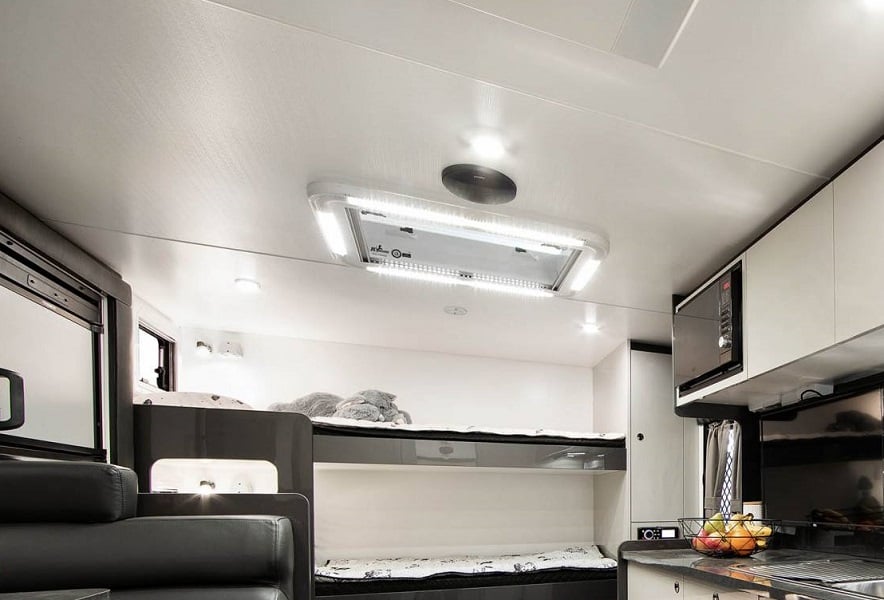 חלון גג 70X50 עם תאורה לקרוואן