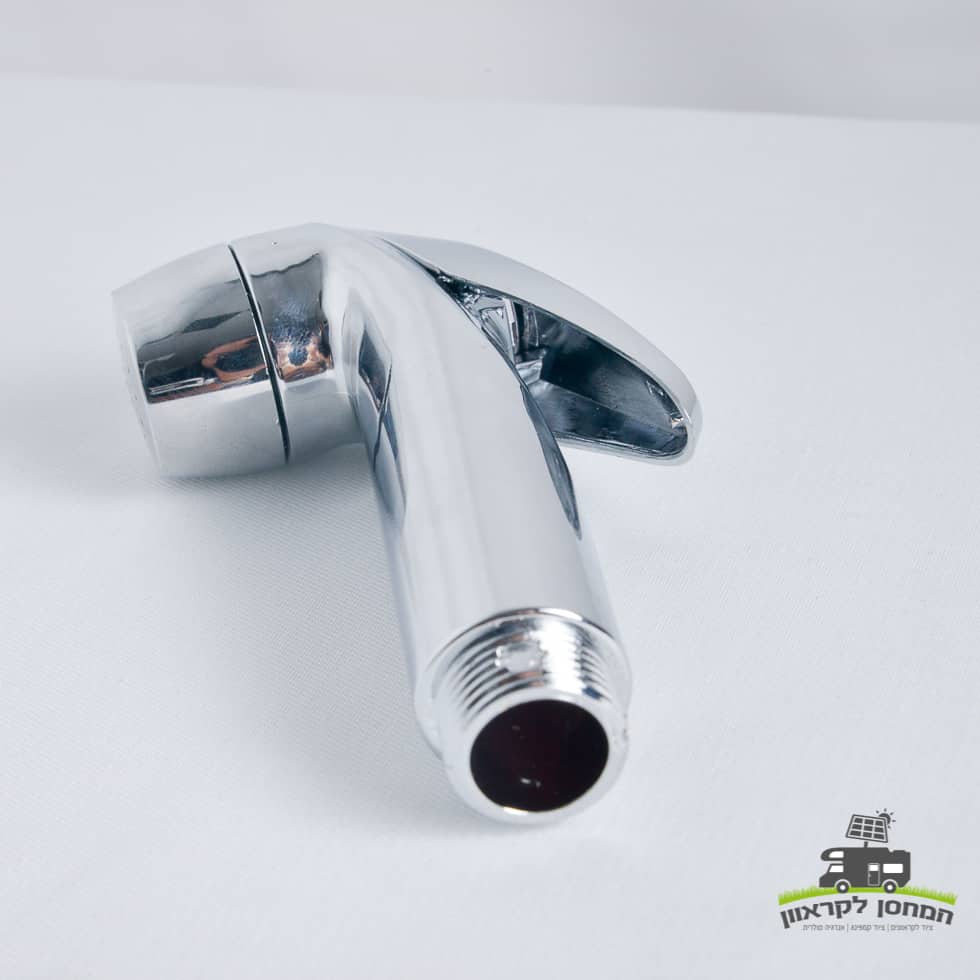 ראש מקלחת סולארי לקמפינג, מיועד לשימוש חיצוני יעיל עם טכנולוגיה פוטו-וולטאית משולבת לחימום מים בר-קיימא. המוצר נשען על משטח לבן, ומדגיש את תפקידו בתשתיות אנרגיה מתחדשת וייצור חשמל מחוץ לרשת. לוגו קטן עם משאית וטקסט בעברית מופיע בפינה הימנית התחתונה, המעיד על אותנטיות וזהות המותג.