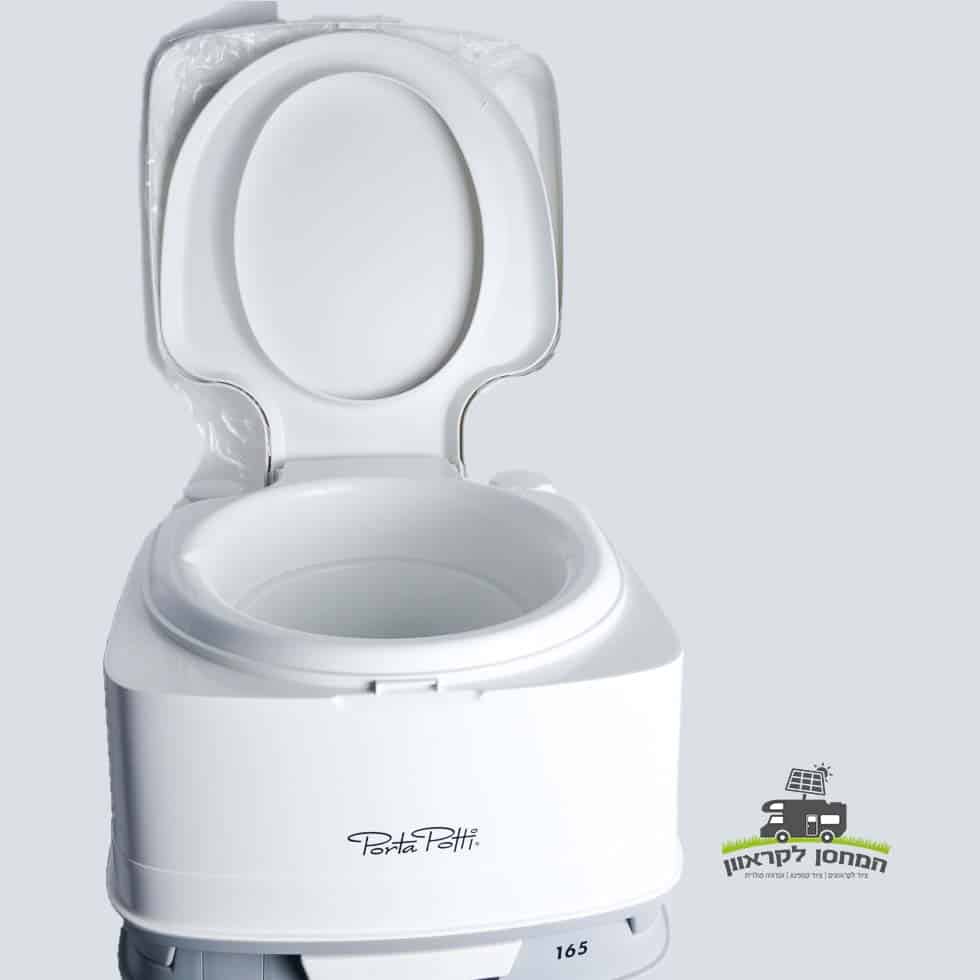 אסלה ניידת לבנה עם מכסה פתוח, שכותרתה