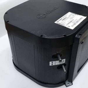 מחמם מים TRUMA בצבע שחור המיועד לקרוואנים ותחנות כוח ניידות, מוצב על שטח לבן, כולל מדבקת זיהוי וחיבורים לצינורות – מתאימות למערכות אנרגיה מתחדשת בין פאנלים סולאריים וטכנולוגיות פוטו-וולטאיות להפקת חשמל ירוק ואחסון באנרגיה סולרית.