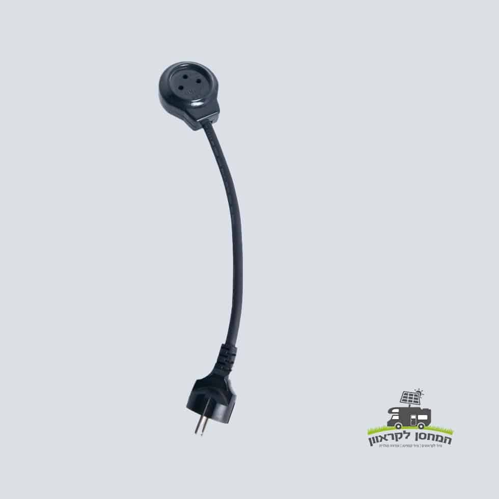 שקע גנרטור – כבל חשמלי שחור עם שקע עגול ותקע דו-פיני, מתאים להעברת מתח מאירופאי לשקע ישראלי; פתרון אידיאלי לחיבור מערכות פוטו-וולטאיות, תחנות כוח סולאריות ותשתיות אנרגיה מתחדשת ניידות, מוצגת על רקע אפור בהיר.