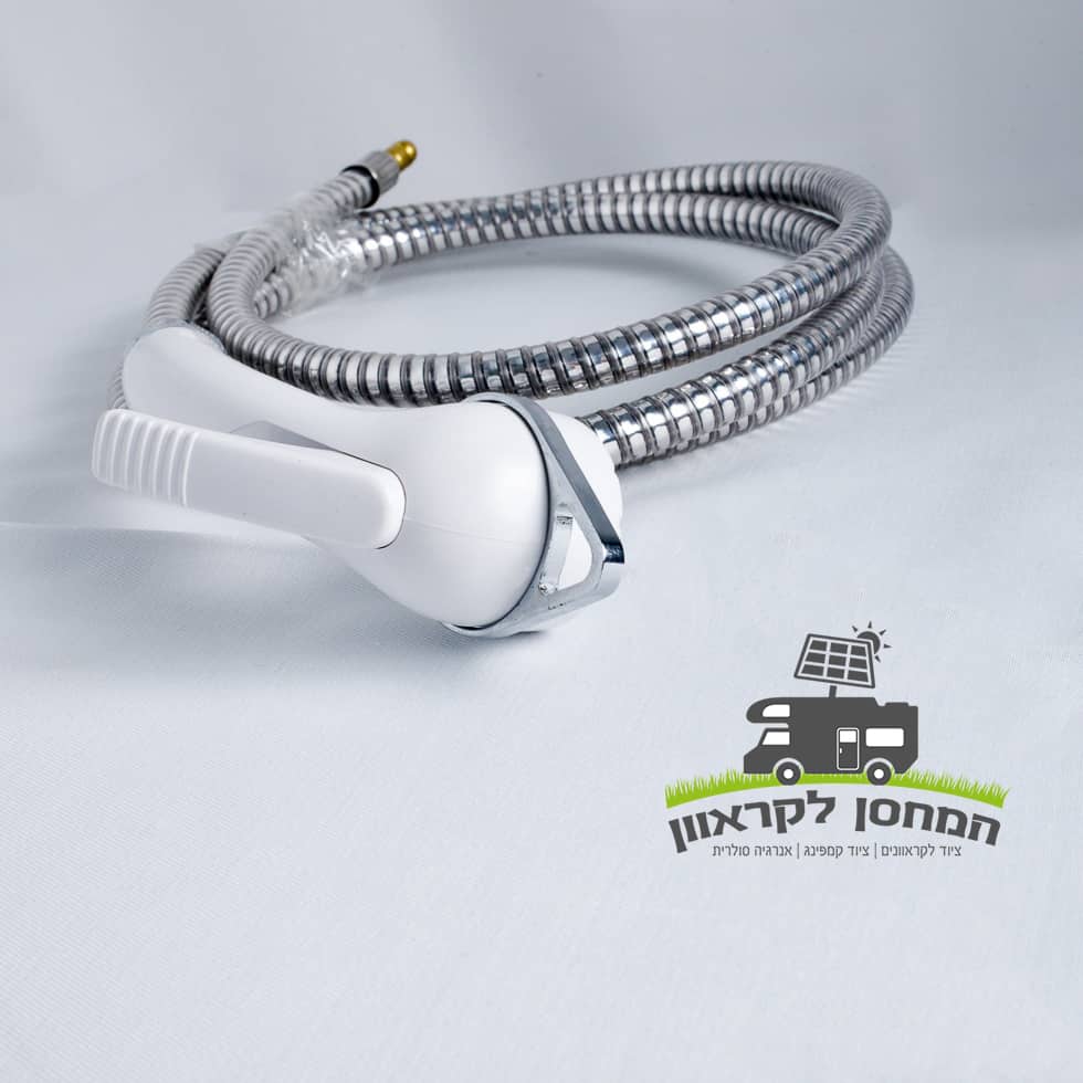 ראש מקלחת ידני לבן של REICH עם צינור כסוף גמיש מוצג על משטח לבן, מתאים לשילוב במקלחות חיצוניות המופעלות על ידי אנרגיה סולארית או במתקני אנרגיה מתחדשת. הלוגו בפינה, הכולל טקסט בעברית ומשאית משלוחים, מרמז על משלוח מהיר עבור ראש דוש + צינור למקלחת חיצונית - אידיאלי למקמים ידידותיים לסביבה המשתמשים בטכנולוגיה פוטו-וולטאית ותשתית לייצור חשמל בת קיימא.