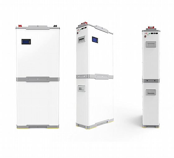 שלוש תמונות של סוללת הליתיום NEWTEC CARBON 15KWh, המהווה מרכיב מרכזי במערכות לאגירת אנרגיה סולארית וייצור חשמל פוטו-וולטאי.