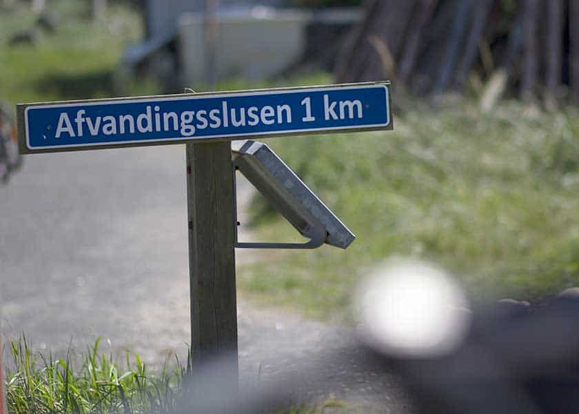 Henvisningsskilte til afvandingsslusen i Hvide Sande hvor vandstanden og saltholdigheden styres i Ringkøbing Fjord