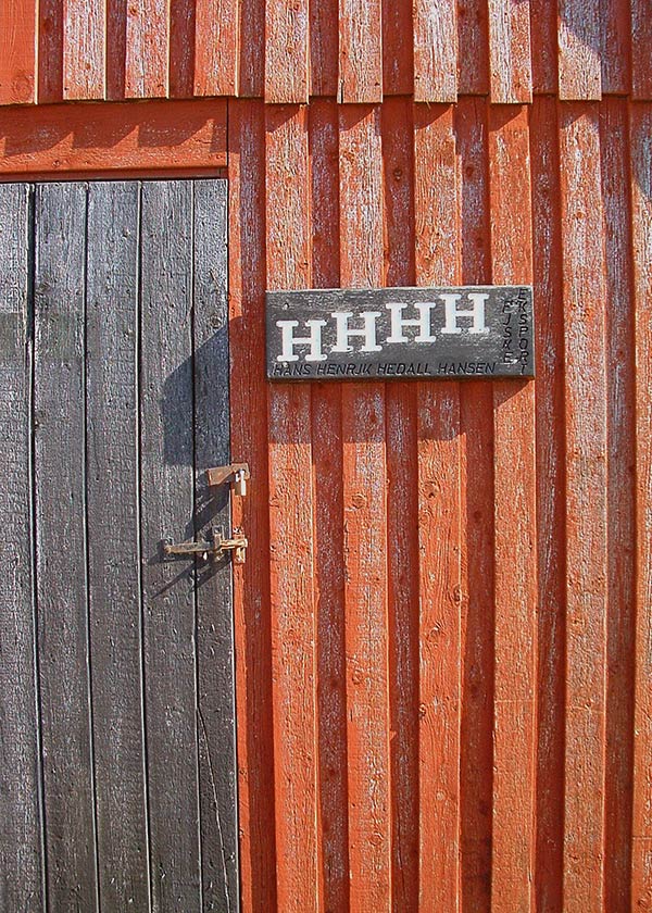 Redskabhus på Tyskerhaven i Hvide Sande - den røde farve er genkendelig for mange af husene