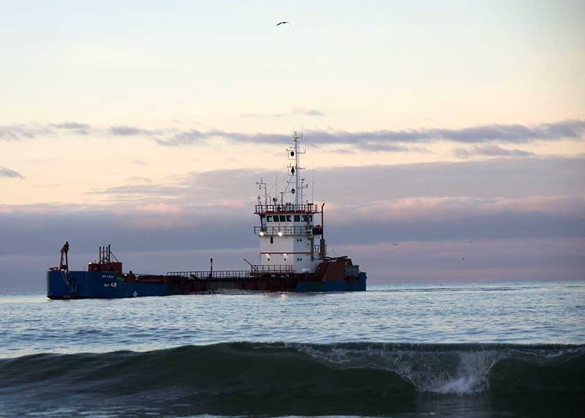 Rejekutteren sejler ud på havet