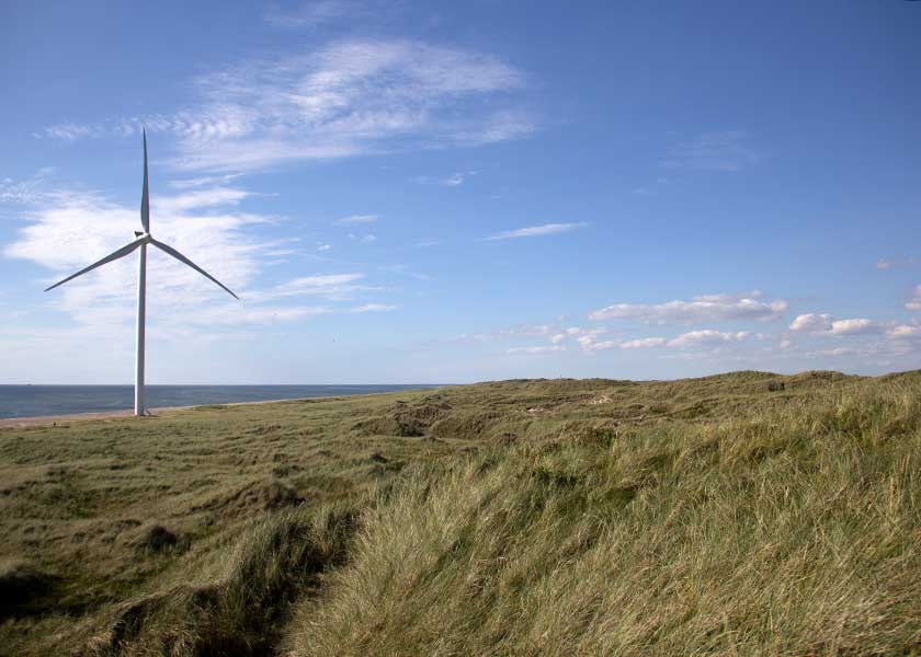 De store offshore møller på nordstranden i Hvide Sande falder fint ind i det øvrige landskab