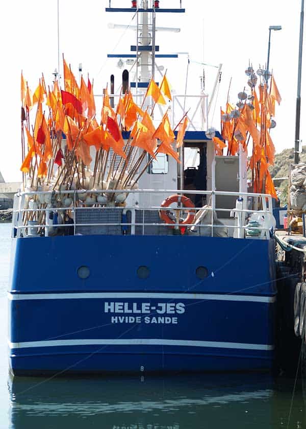 Garnkutter ved kajen i Hvide Sande - de mange bøjeflag til fiskernes bøjer er gjort klar til fiskeriet