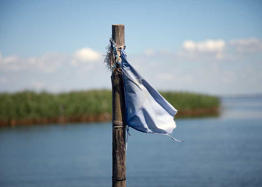 Stump af rusepæl med bøjeflag