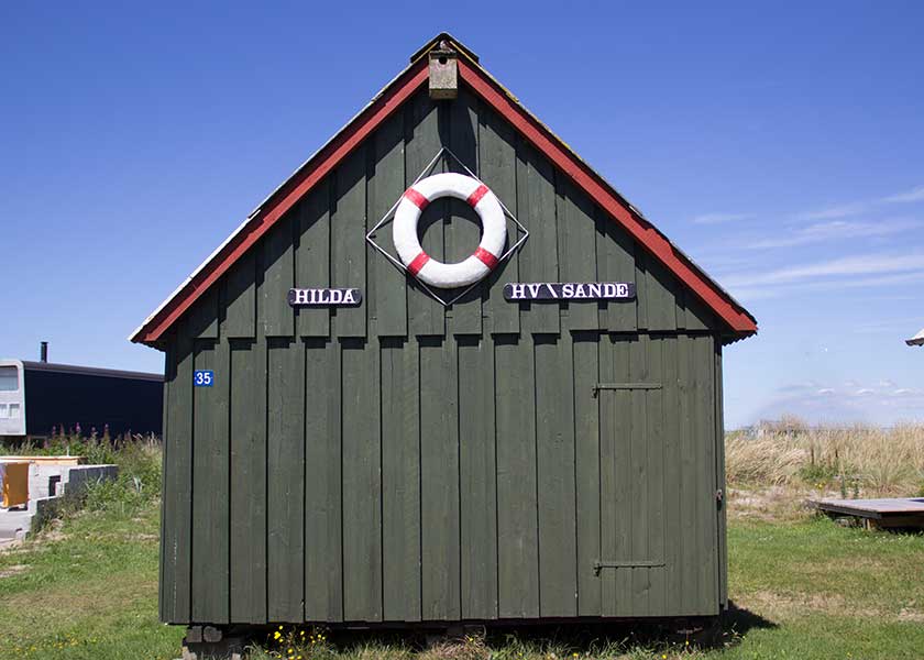 Flot og vedligeholdt redskabsskur tilhørende en af fjordfiskerne i tyskerhavnen i Hvide Sande