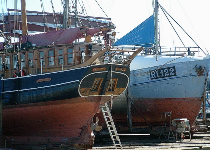 Skibe ligger på beddingen i Hvide Sande side om side, gammelt møder nyt