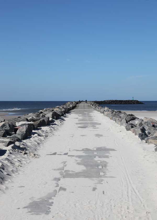 Den lange og nye sydmolen strækker sig endeløst langt ud i havet - her fanget på en skøn somemrdag