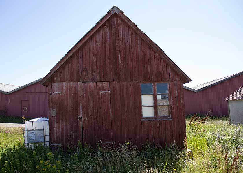 Redskabshus i den karakteristiske røde farve, huset er beliggende i tyskerhavnen i Hvide Sande i området omkring tyskerhavnen