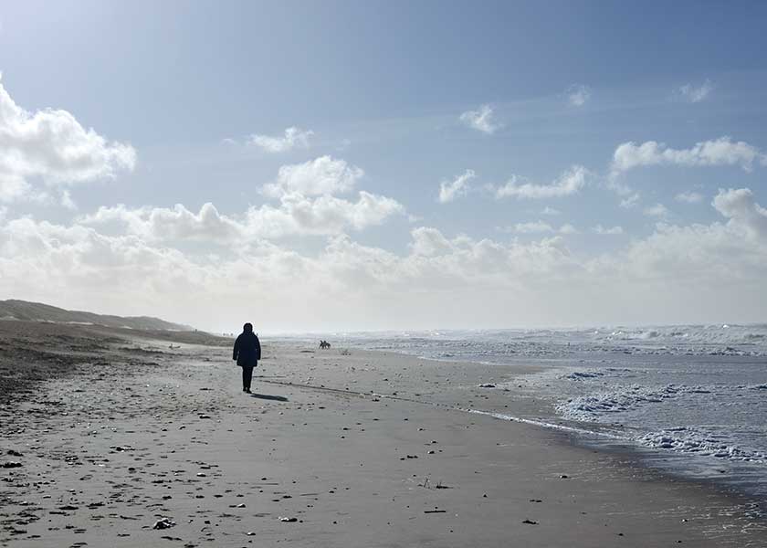 En tur langs stranden efter stormen, bølgerne ruller stadig tungt mod stranden og man ser tydlige hvor langt havet har været oppe under stormen