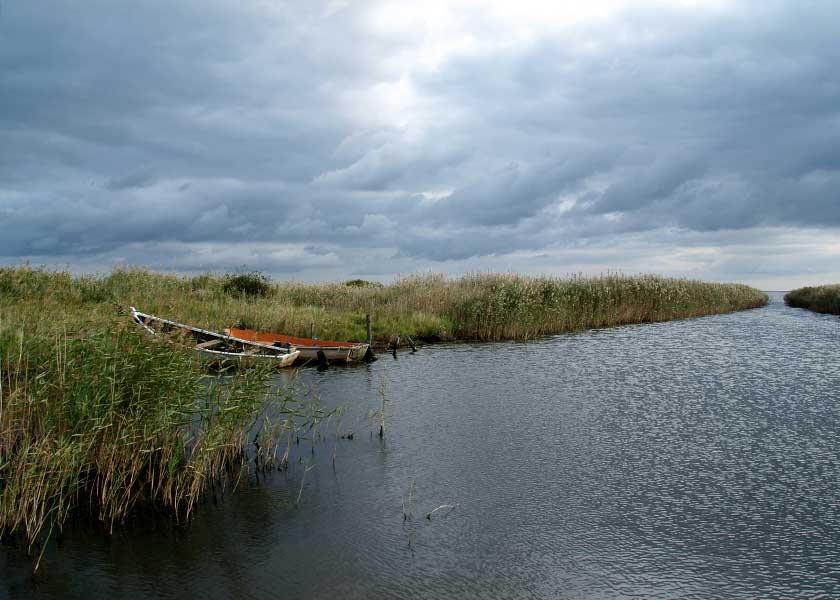 Skodbjerge havn er en af de mange små fjordhavne rundt Ringkøbing Fjord, et par lokale både ligger og venter på mildere vejr