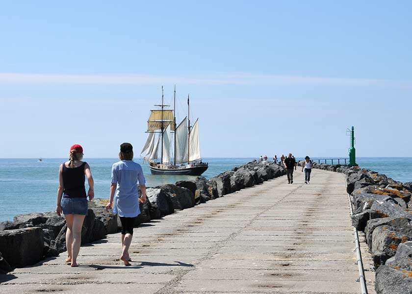 Sydmolen i Hvide Sande på en fantastisk sommerdag - skonnerten Maja er netop stævnet ud havnen