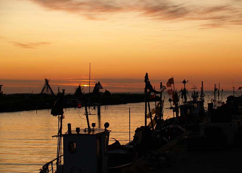 Tidlig morgen på Tyskerhavnen i Hvide Sande - det fløjsbløde morgenlys lægger et magisk skær over hele sceneriet