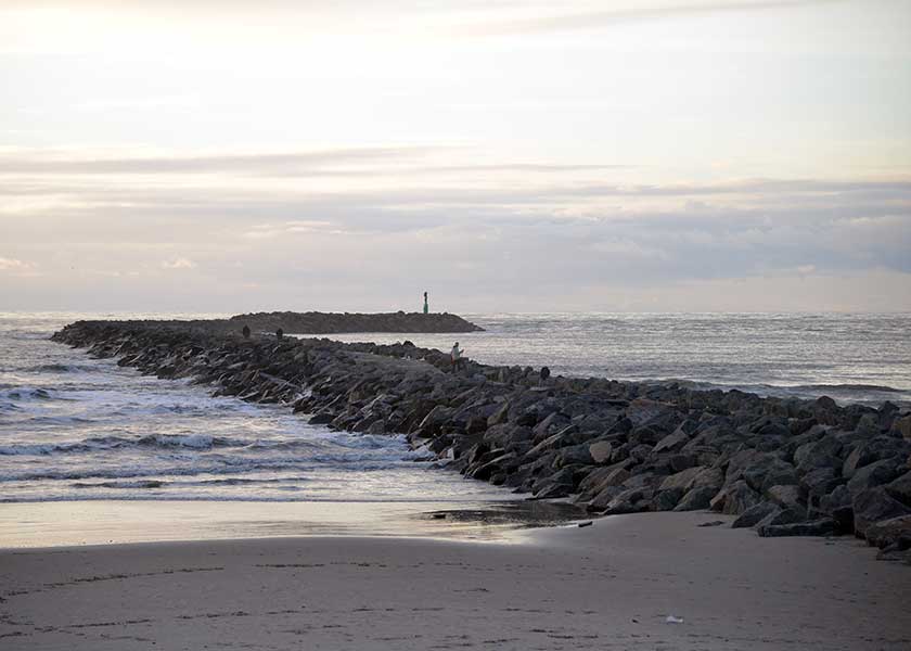 Sydmolen i Hvide Sande, havet er idag roligt, himmel og hav går næsten i et, gråt i gråt