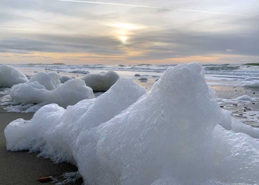 Skummet fra den seneste storm ligger stadig på stranden nord for Hvide Sande og skaber spøjse former og figurer i vinden