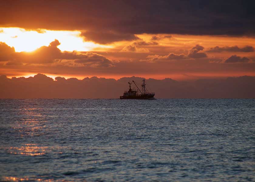 Rejekutteren sejler fra havnen i Hvide Sande for at komme igang med nattens fiskeri