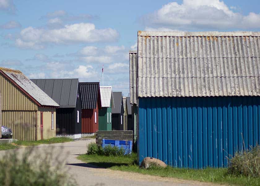 Fiskernes gamle redskabsskure side om side med sommerhuse i området omkring tyskerhaven i Hvide Sande