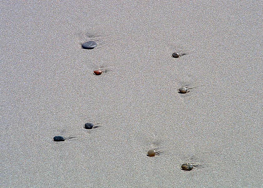Sten i sandet på stranden, mønstre opstår
