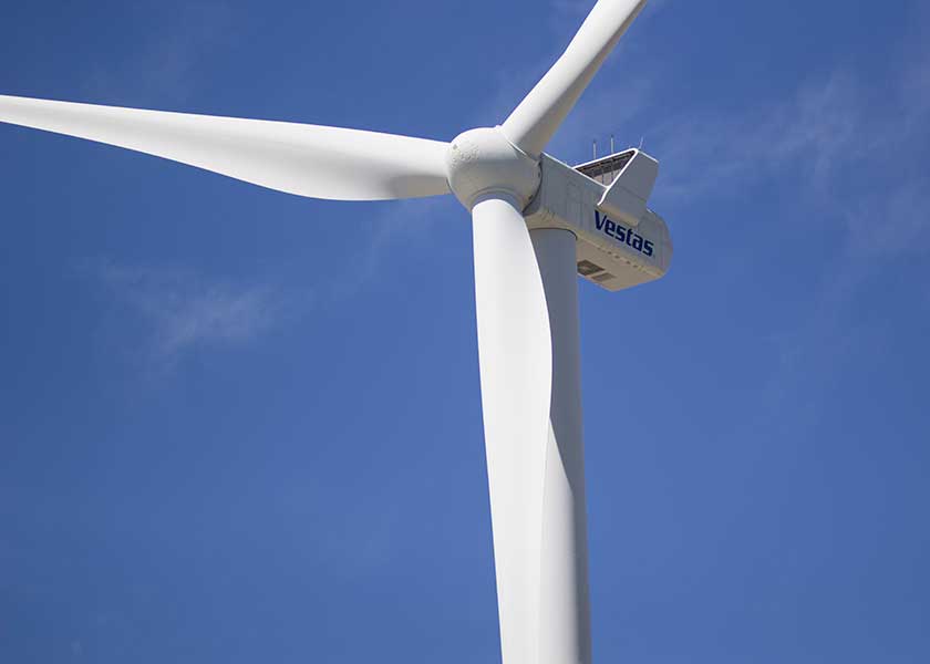 Møllehovedet på en af de store offshore møller på nordstranden i Hvide Sande
