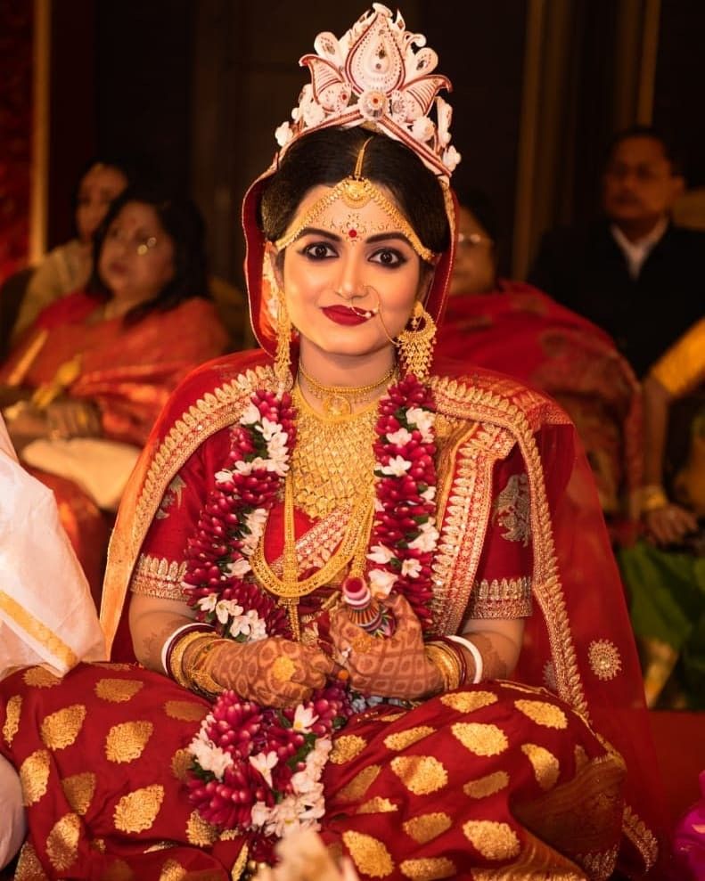 Sawn Shaped Bengali Bride Mukut DesignsSawn Shaped Bengali Bride Mukut Designs