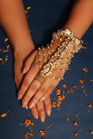 Sea shelled Ring Bracelet with Kundan Embellishments