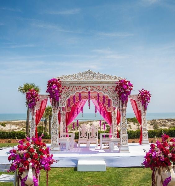 Quintessential Outdoors Decoration for Wedding Stage
