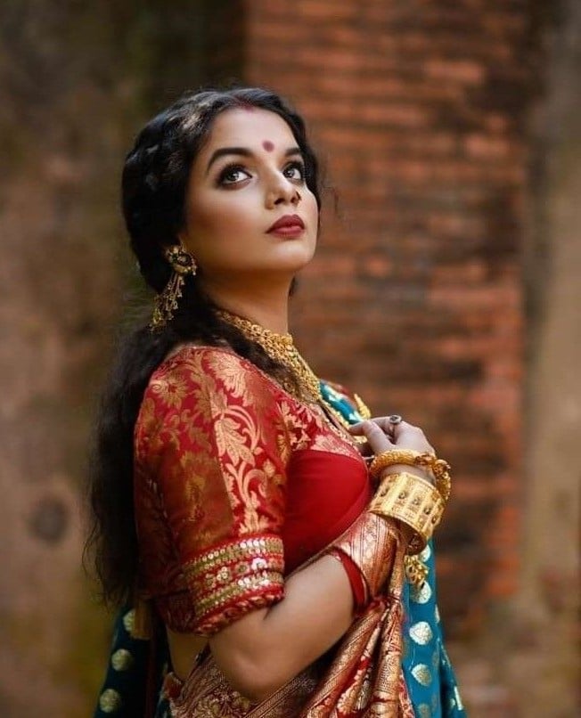 Red Sequin Benarasi Blouse Design for Bengali Wedding