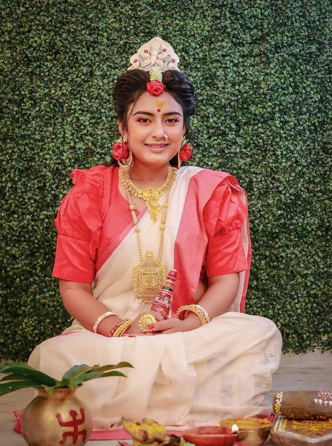 Minimal Bengali Bridal Photoshoot Poses