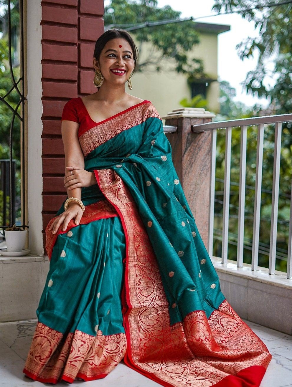 Gorgeous Teal Bengali Saree Look