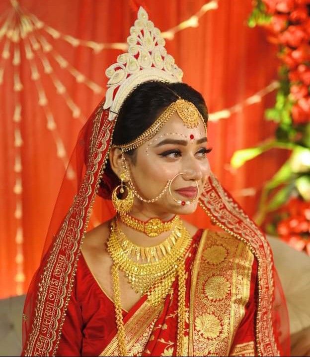 Side Look Bengali Bridal Photoshoot Poses