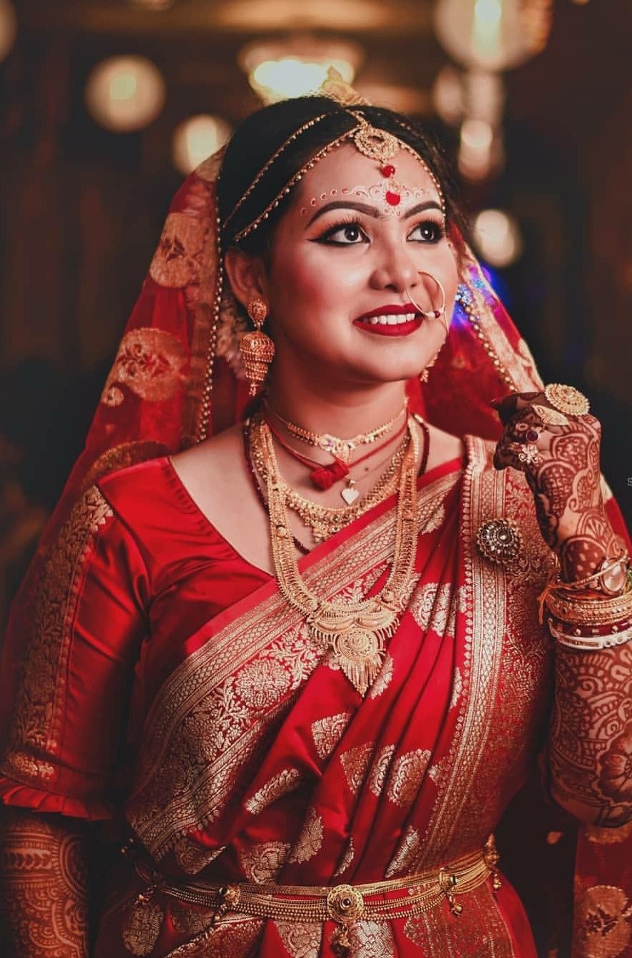 Candid Shot Bengali Bridal Poses