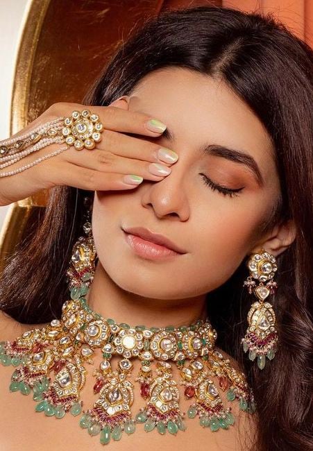 Face Makeup Trend with Natural Brow