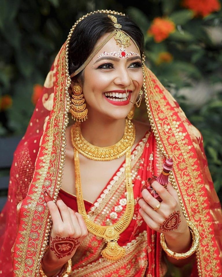 Candid Smile Bengali Bridal Photoshoot Poses