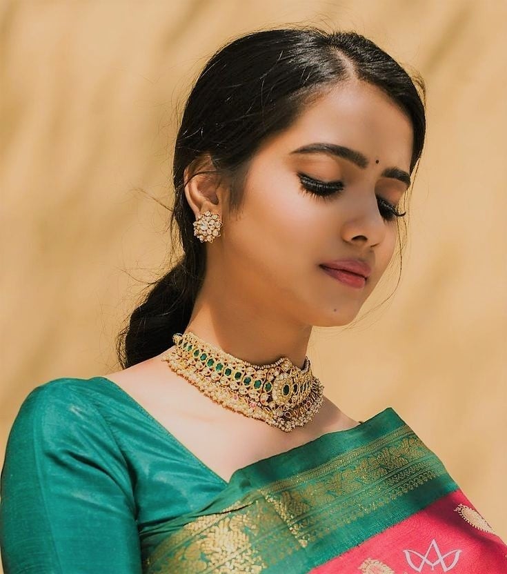 Chique Choker Necklace with Emerald Stone