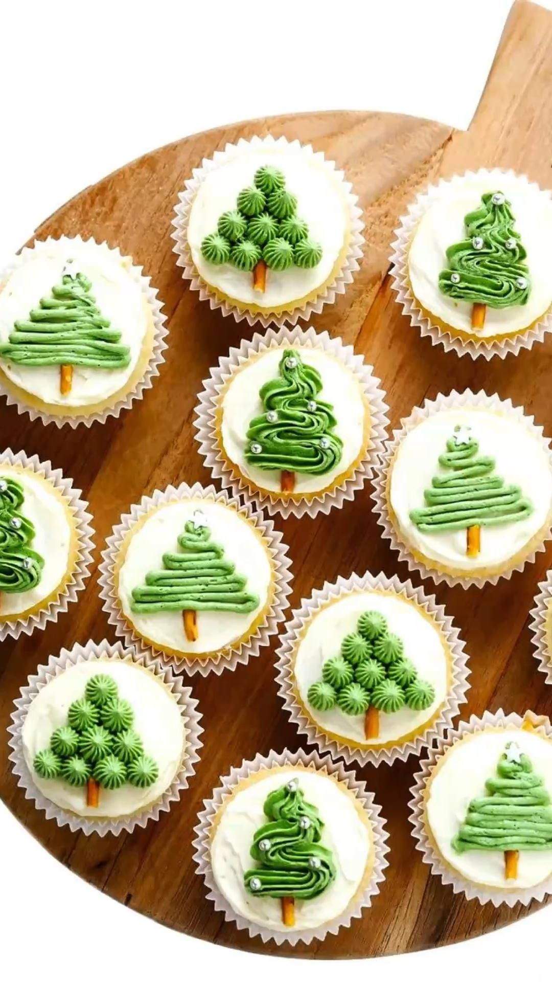 Top 10 Holiday Delights for a Christmas Cake Design
