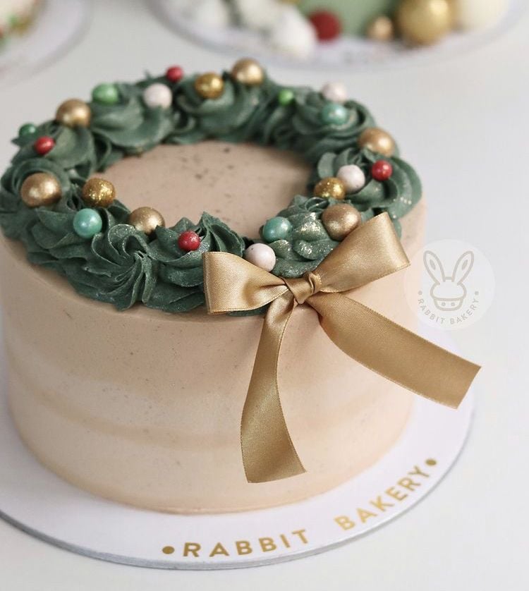 Golden Ribbon Christmas Cake Design
