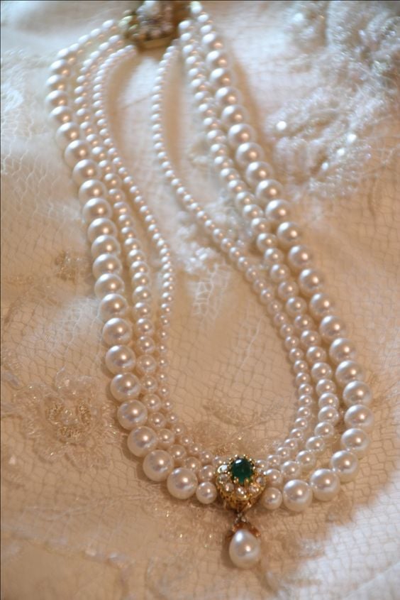 Simplistic Necklace in Pearl Set