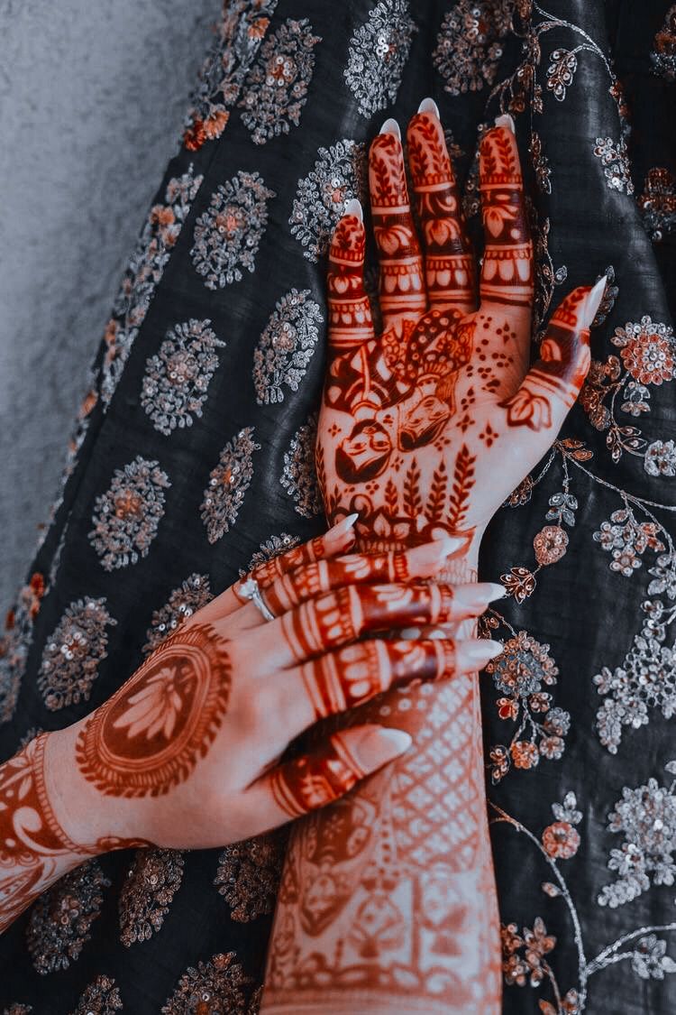 Rajasthani Style Easy Black and Red Mehendi design