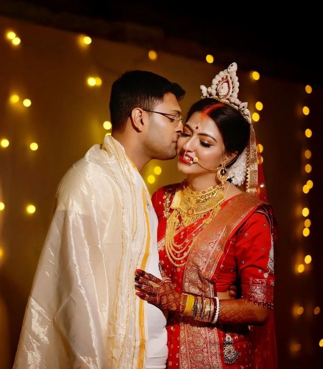 ‘Kiss on the Cheek’ Bengali Bridal Photoshoot Poses