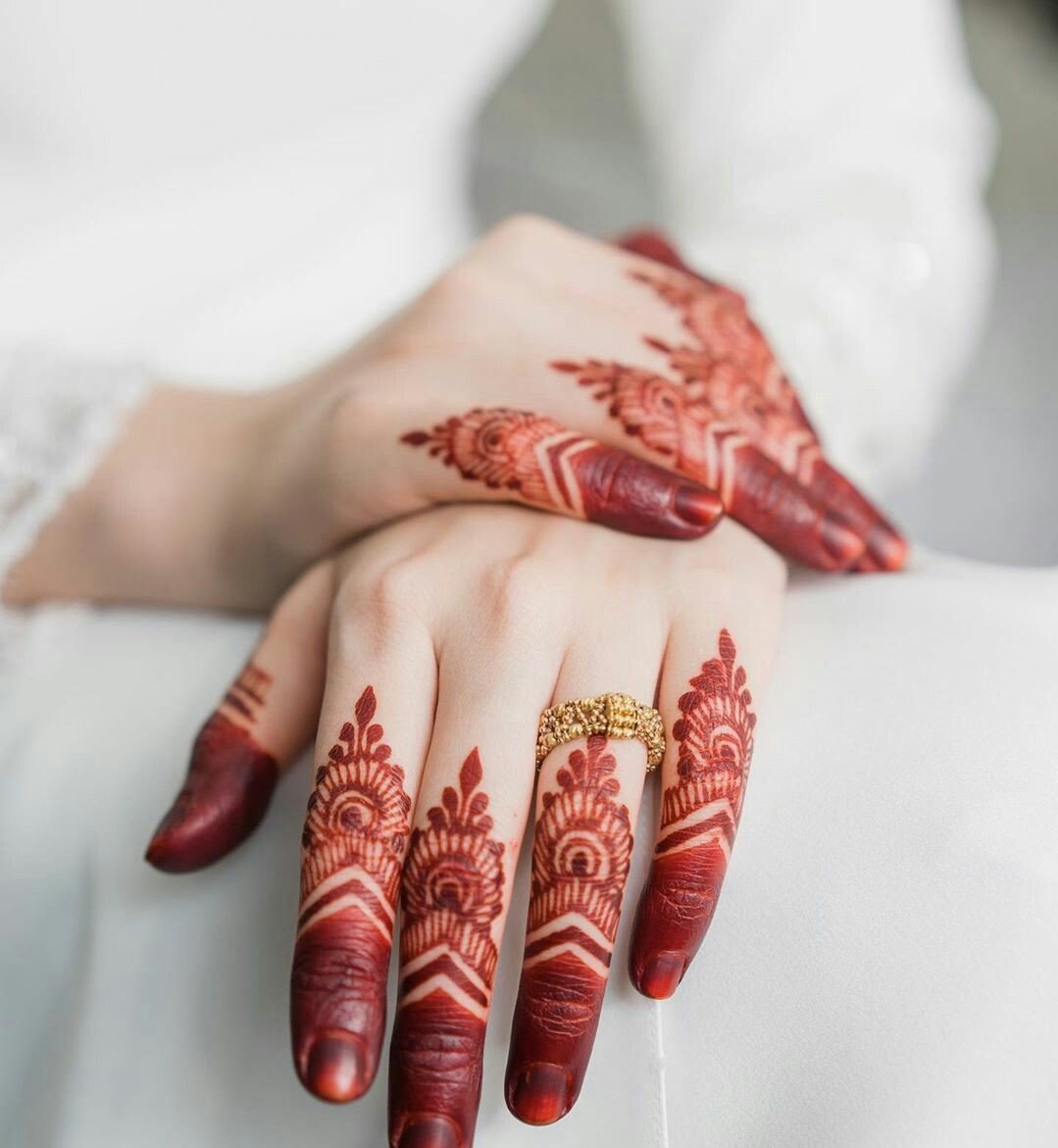 Simplistic Finger Tip Easy Black and Red Mehendi design