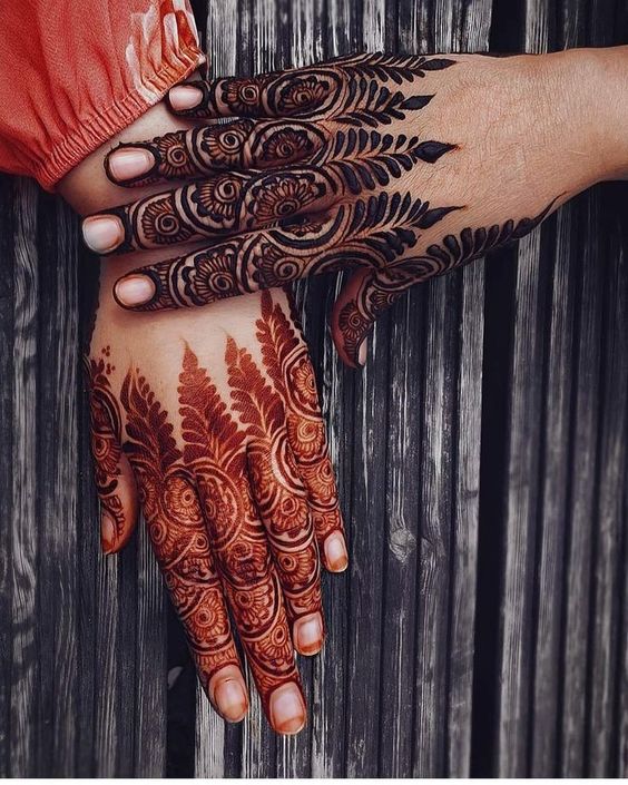 Leaf-Pattern Finger Henna Design
