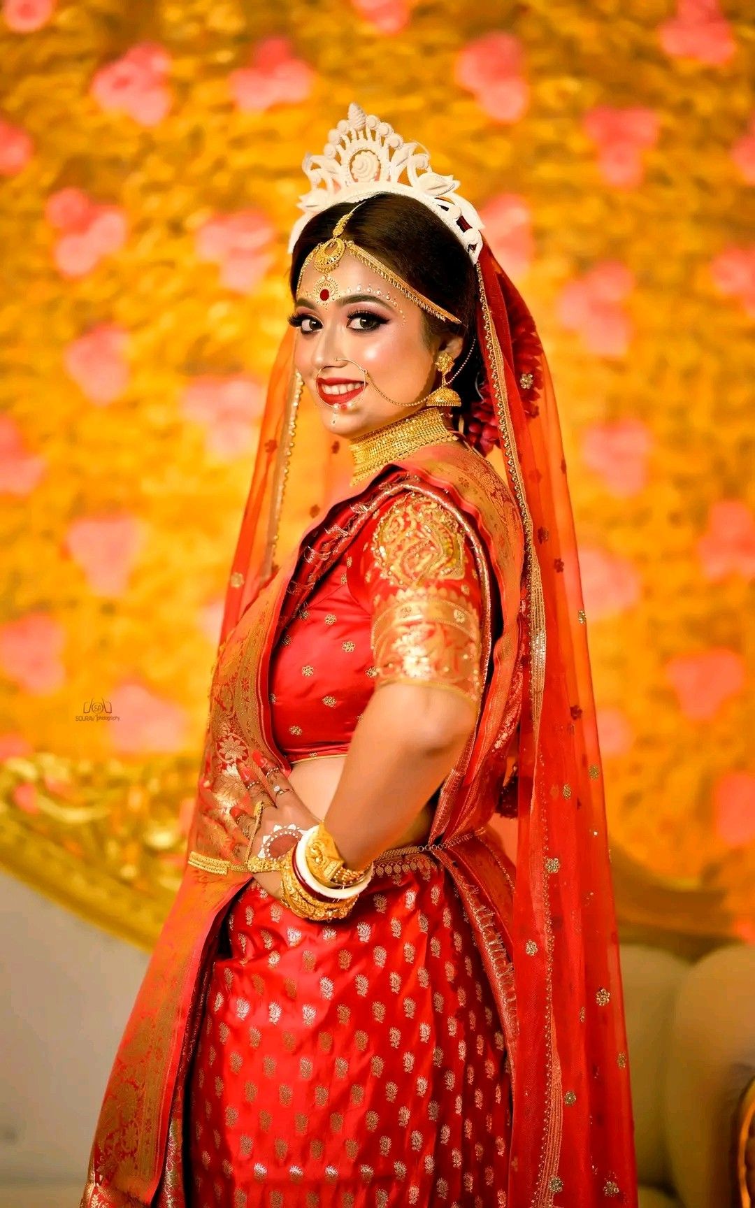 Hand on the Waist Bengali Bridal Photoshoot Poses