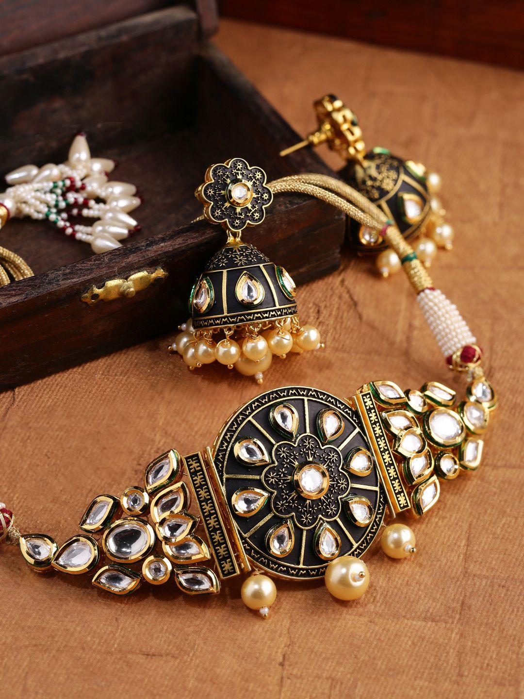 Gala Patti Pearl Set with Emeralds