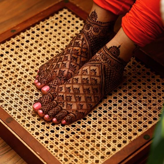 The Jaal Pattern Leg Mehndi Design Idea